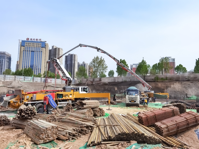 徐工HB58V+HB52V泵车助力平顶山市九龙广场项目