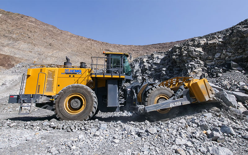 徐工DL560轮式推土机在内蒙古某铁矿施工